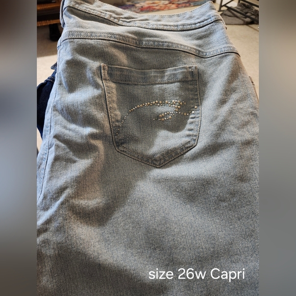 *Last Chance* light blue denim capri - Picture 1 of 2